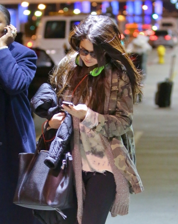 Selena_Gomez_arriving_at_LAX_Airport_010513_50.jpg