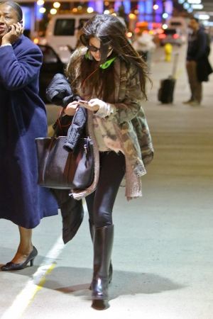 Selena_Gomez_arriving_at_LAX_Airport_010513_51.jpg