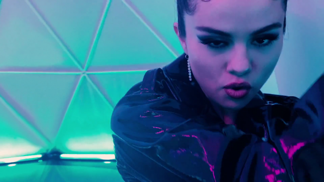Selena_Gomez_-_Look_At_Her_Now_28Official_Music_Video29_-_YouTube_281080p29_mp41110.png