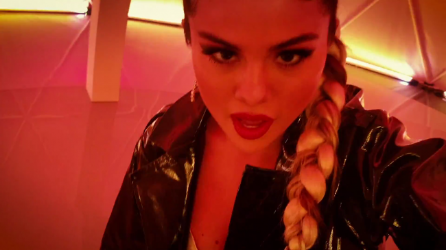Selena_Gomez_-_Look_At_Her_Now_28Official_Music_Video29_-_YouTube_281080p29_mp41119.png