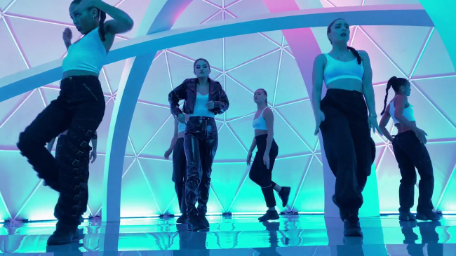 Selena_Gomez_-_Look_At_Her_Now_28Official_Music_Video29_-_YouTube_281080p29_mp41120.png