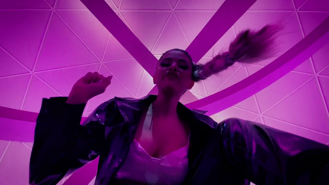 Selena_Gomez_-_Look_At_Her_Now_28Official_Music_Video29_-_YouTube_281080p29_mp41153.png