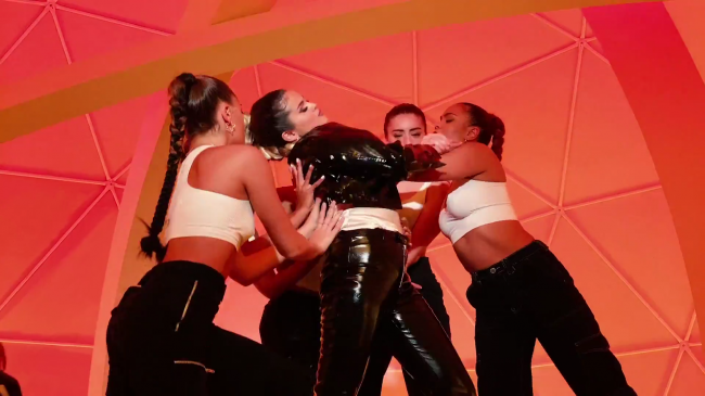 Selena_Gomez_-_Look_At_Her_Now_28Official_Music_Video29_-_YouTube_281080p29_mp41160.png