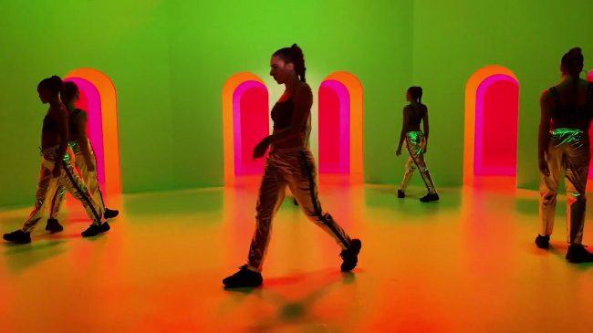 Selena_Gomez_-_Look_At_Her_Now_28Official_Music_Video29_-_YouTube_281080p29_mp41164.png