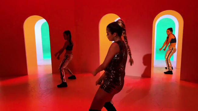 Selena_Gomez_-_Look_At_Her_Now_28Official_Music_Video29_-_YouTube_281080p29_mp41173.png