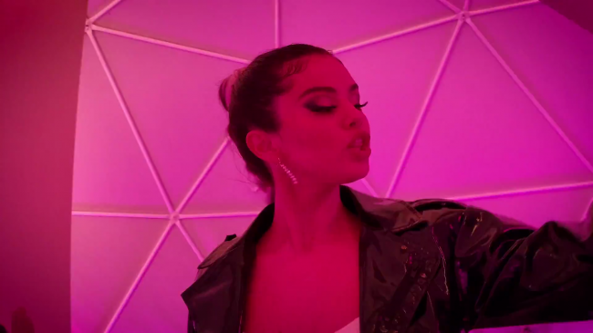 Selena_Gomez_-_Look_At_Her_Now_28Official_Music_Video29_-_YouTube_281080p29_mp41175.png