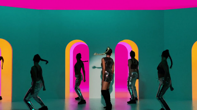 Selena_Gomez_-_Look_At_Her_Now_28Official_Music_Video29_-_YouTube_281080p29_mp41183.png