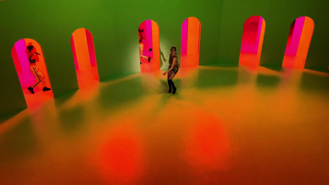 Selena_Gomez_-_Look_At_Her_Now_28Official_Music_Video29_-_YouTube_281080p29_mp41190.png