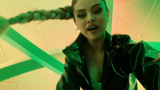 Selena_Gomez_-_Look_At_Her_Now_28Official_Music_Video29_-_YouTube_281080p29_mp41194.png
