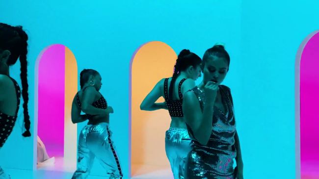 Selena_Gomez_-_Look_At_Her_Now_28Official_Music_Video29_-_YouTube_281080p29_mp41202.png