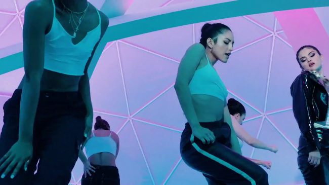 Selena_Gomez_-_Look_At_Her_Now_28Official_Music_Video29_-_YouTube_281080p29_mp41203.png