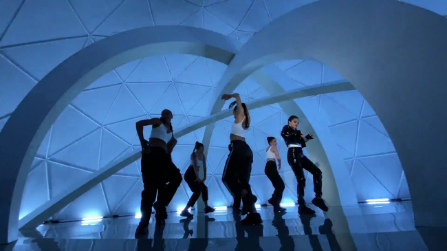 Selena_Gomez_-_Look_At_Her_Now_28Official_Music_Video29_-_YouTube_281080p29_mp41204.png