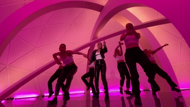 Selena_Gomez_-_Look_At_Her_Now_28Official_Music_Video29_-_YouTube_281080p29_mp41214.png