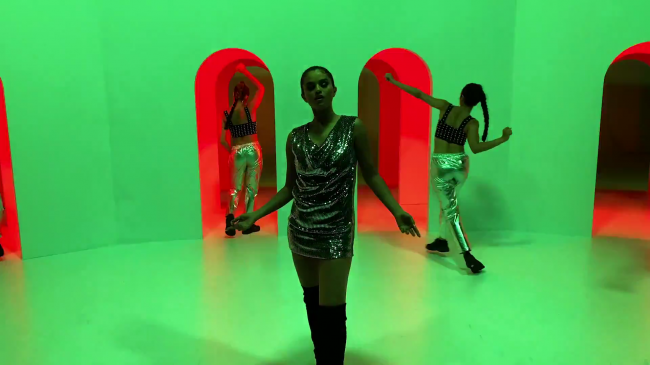 Selena_Gomez_-_Look_At_Her_Now_28Official_Music_Video29_-_YouTube_281080p29_mp41219.png