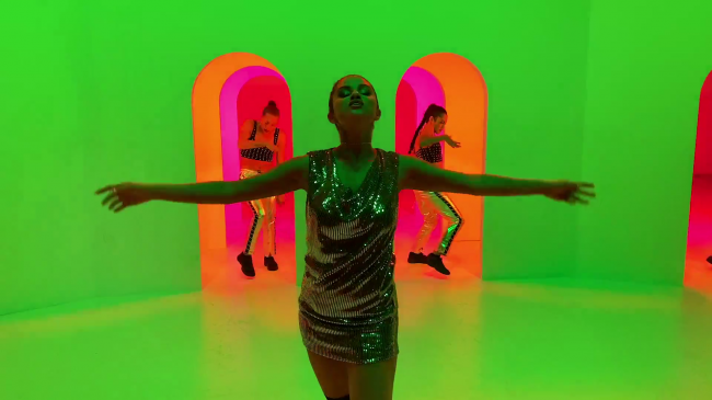 Selena_Gomez_-_Look_At_Her_Now_28Official_Music_Video29_-_YouTube_281080p29_mp41220.png