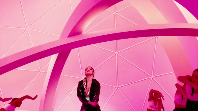 Selena_Gomez_-_Look_At_Her_Now_28Official_Music_Video29_-_YouTube_281080p29_mp41221.png