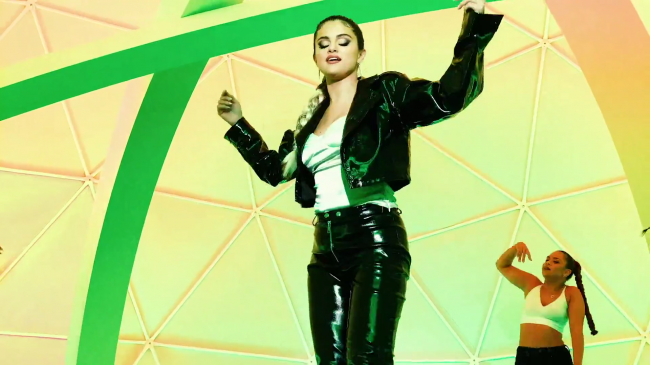 Selena_Gomez_-_Look_At_Her_Now_28Official_Music_Video29_-_YouTube_281080p29_mp41223.png