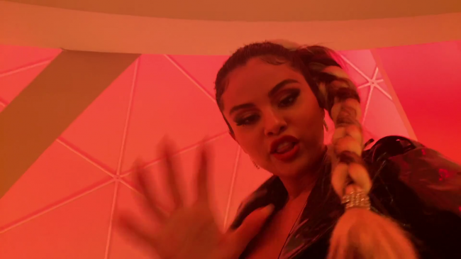 Selena_Gomez_-_Look_At_Her_Now_28Official_Music_Video29_-_YouTube_281080p29_mp41233.png