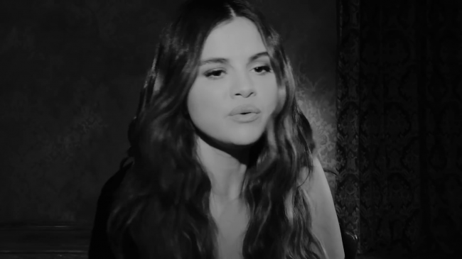 Selena_Gomez_-_Lose_You_To_Love_Me_28Official_Music_Video29_-_YouTube_281080p29_mp41014~0.png
