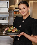 Selena-Gomez-in-Food-Networks-Selena-Restaurant.jpg