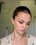 Selena_Gomez_s_Guide_to_the_Perfect_Cat_Eye___Beauty_Secrets___Vogue_-_YouTube_281080p29_mp40404.png